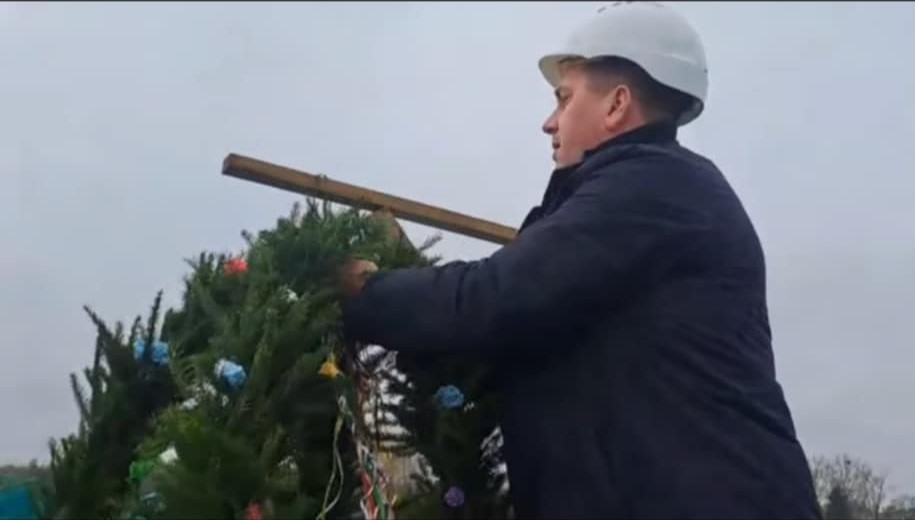 Wiecha zawisła na nowym skrzydle budynku szkoły !