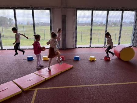 Sportowa zabawa w zerówce