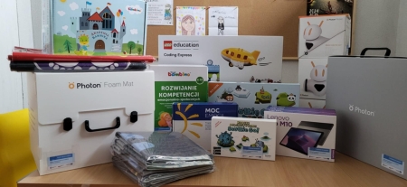 Szkoła Podstawowa w Łebieńskiej Hucie w ramach projektu ,, Dobry start - rozwój edukacji przedszkolnej w Gminie Szemud'' otrzymała pomoce dydaktyczne oraz sprzęt IT do realizacji zajęć