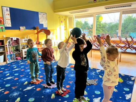 Zabawy ruchowe w ramach projektu „Dobry start - rozwój edukacji przedszkolnej w Gminie Szemud” - TOR PRZESZKÓD