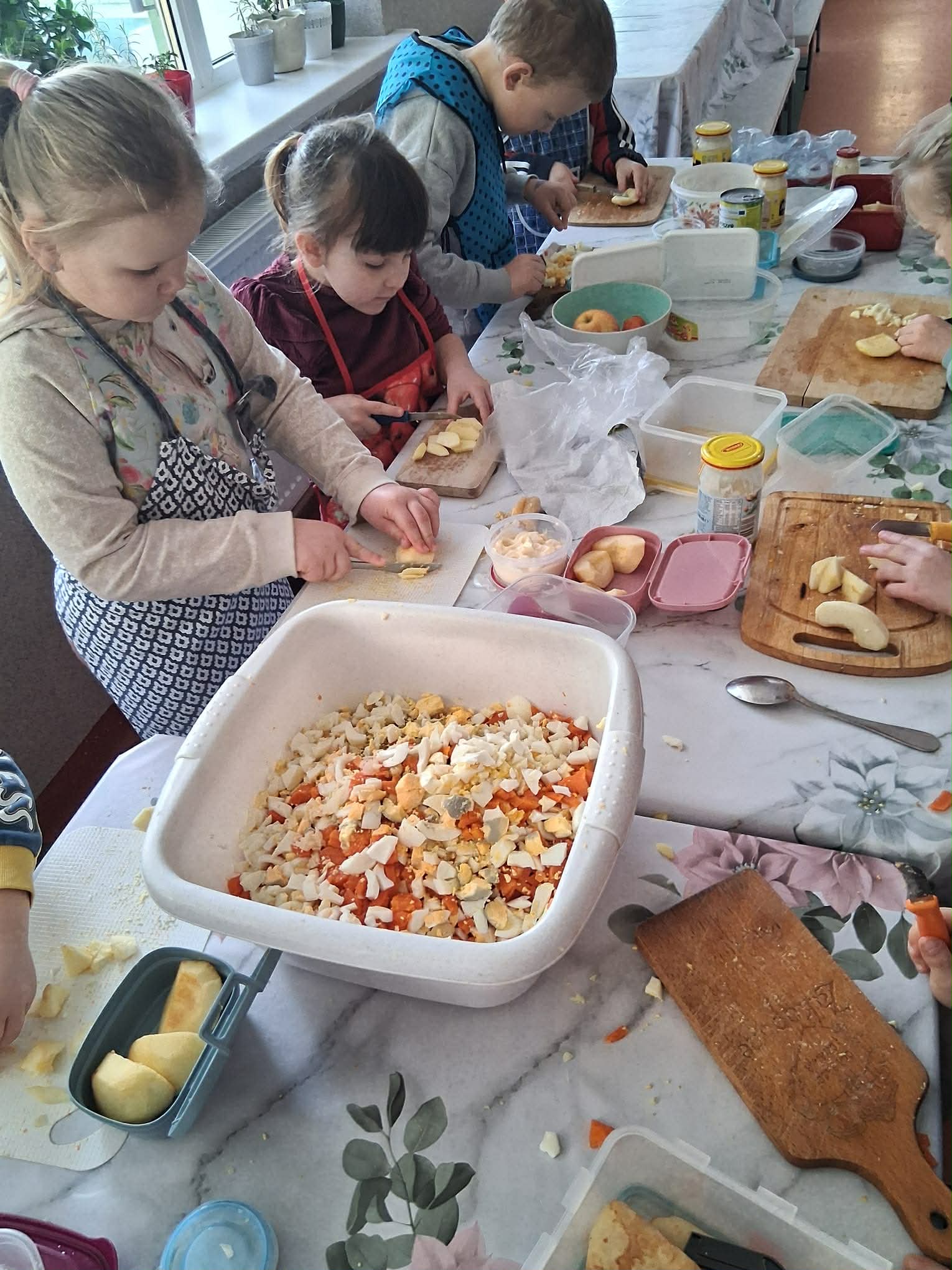 „Mali kucharze z zerówki – kolorowa sałatka pełna zdrowia!” 