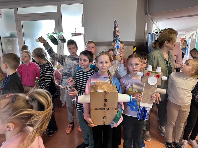 „Drugie życie odpadów – ekologiczny projekt szkolny z okazji Dnia Ziemi”