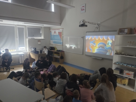 Dzień filmowy w naszej szkole – popcorn, śmiech i emocje jak w kinie!