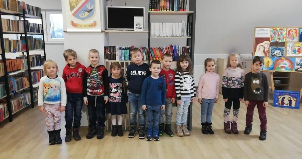 Uczniowie zerówki z wizytą w Bibliotece Publicznej w Łebnie w ramach działań ''N...